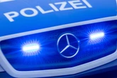 Nissan kracht gegen Baum und rutscht Abhang hinab - Fahrerin lebensgefährlich verletzt