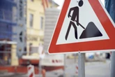 Schwerer Sturz an Baustelle: Fußgänger muss ins Krankenhaus