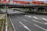 Transporter-Fahrer verursacht mehrere Unfälle und bleibt unter Brücke stecken