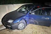 Wilde Flucht: Raser verletzt zwei Polizisten und kracht gegen Betonmauer