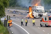Auto überschlägt sich, Lastwagen geht in Flammen auf: Explosionen und Verkehrschaos auf A3