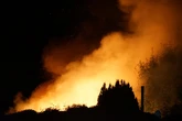 Schwierige Löscharbeiten: Gartenlauben stehen in der Nacht lichterloh in Flammen