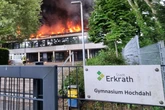 Schulzentrum-Inferno hält Feuerwehr weiter in Atem, auch Kitas bleiben zu
