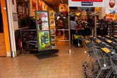 Bewaffnetet Überfall auf Supermarkt! Dann greifen die Kunden ein