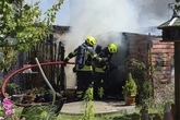 Feuer-Schock unterm Storchennest: Gartenlaube steht in Flammen