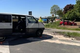 Kleinbus kracht in vollbesetztes Auto: 14 Personen in Klinik - neun Kinder betroffen