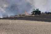 Mähdrescher fängt Feuer: Mehr als drei Hektar Feld brennen in Sachsen