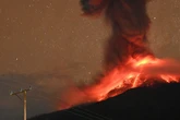 4000 Meter in die Höhe: Vulkan spuckt erneut mit Feuer und Asche um sich