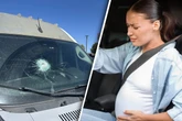 Lkw verliert Metallstange und durchbohrt Auto: Werdende Mutter wird mitten am Bauch getroffen