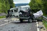 Doppel-Frontal-Crash auf B12: Drei Menschen schwer verletzt