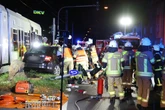 Straßenbahn rammt Auto: Frau und Kind eingeklemmt, Ersthelfer sorgen für Gänsehaut