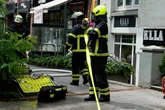 Kleidungsstücke fangen Feuer: Boutique geht in Flammen auf