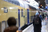 Zug fährt mit Kind (1) los! Mutter muss tatenlos zusehen