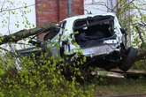 Golf flüchtet vor der Polizei und kracht gegen Mauer! Fahrer haut ab, eine Person tot