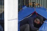 Widerlicher Brandanschlag: Zelt mit Obdachlosen angezündet