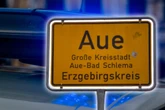 Grölende Aggro-Gruppe geht im Erzgebirge auf Polizisten los