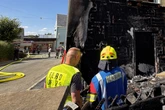 Feuer zerstört Fassade: Bewohnerin verletzt