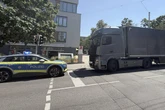 Lkw-Fahrer unterläuft Fehler: Neun Autos demoliert, enormer Schaden!