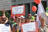 "Die Bildung geht baden": Kita-Demo vorm Landtag