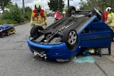 Heftiger Unfall in Mickten: Zwei Menschen nach Überschlag im Auto eingeschlossen