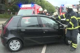 Illegal abgebogen! Auto wird von SUV erfasst, Fahrerin schwer verletzt
