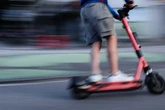 E-Scooter auf Landstraße von Auto erfasst: Junger Fahrer (†13) stirbt noch an der Unfallstelle
