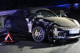 Tesla-Fahrer begeht auf A45 folgenschweren Fehler und kracht in Porsche