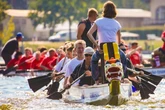 Fans des 1. FC Union geben beim Drachenboot-Rennen alles für den ersten Platz