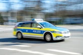 Radfahrer schlitzt sich an schiefem Schild den Hals auf