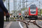 Ekel-Aktion im Zug nach Köln: Mann spielt an sich herum und fasst Frauen an
