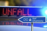 Abflug in zwei Metern Höhe! Mercedes kracht auf A72 durch Bäume