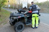 Quad überschlägt sich: Fahrer und Beifahrerin eingeklemmt