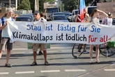 "Hitzeschutz ist Menschenschutz": Extinction Rebellion blockiert Albertplatz