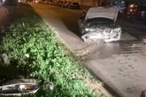 Fahrer verliert Kontrolle über BMW und kracht in Laterne: Mann hat Schutzengel