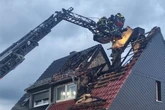 Doppelhaus brennt lichterloh: Bewohnerin schwer verletzt