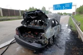 Mercedes brennt auf Autobahn: Sperrung auf A4