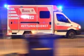 Radfahrer kollidiert mit Bus: Mann bei Unfall schwer verletzt