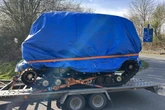 Zoll stoppt Transporter mit verdächtigem Anhänger: Was steckt unter dieser Plane?