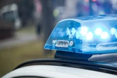 Mann rastet in Gaststätte aus, verletzt zwei Polizeibeamte