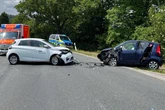 Frontalcrash auf Landstraße: Vier Insassen verletzt, darunter auch zwei Kinder