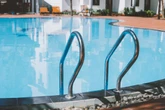 Pool-Drama am Urlaubshotspot: 60 Hotelgäste müssen ins Krankenhaus
