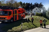 Scheune brennt nieder: Flammen greifen auf Wald über