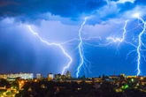 Beim Picknick im Park: Als Gewitterwolken aufziehen, kommt Teenager (15) auf dumme Idee