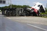 Aufräumarbeiten nach Speiseöl-Unfall: A2 weiter gesperrt