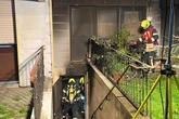 Hitze legt Lösch-Arbeiten lahm: Drei Kameraden und Bewohnerin bei Feuer verletzt