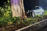 BMW-Fahrer verliert die Kontrolle: Drei Personen im Krankenhaus