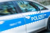 Erzgebirge: Aggro-Mann beschimpft Fußgängerin und bedroht sie mit Baustellen-Schild