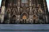 Blutige Auseinandersetzung vor dem Kölner Dom: Mann lebensgefährlich verletzt