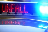 A8 in Bayern nach tödlichem Lkw-Unfall gesperrt: Fahrzeug kippt auf Autobahn um und fängt Feuer