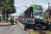 Stadtbahn schleift Auto mit: Fünf Verletzte, darunter Kinder